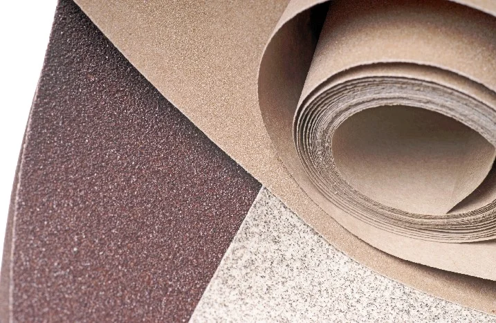 Drei verschiedene Schleifpapiere